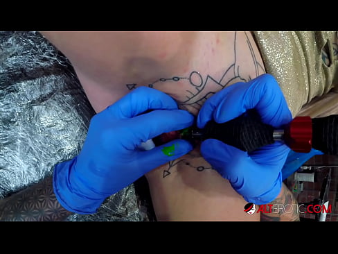 ❤️ Extremt tatuerade snyggingen Sully Savage fick en tatuering på sin klitoris ️ Vacker porr at sv.kutjeporno.ru ❤